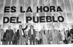 José Pedro Cardoso, Germán Araújo, Mariano Arana, Juan José Crottogini y Líber Seregni. Acto de cierre de campaña electoral del Frente Amplio. Avenida Libertador Brigadier Lavalleja. Fecha: 22 de noviembre de 1984. Productor: Agencia fotográfica Camaratres Autor: Agencia fotográfica Camaratres