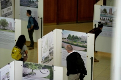 20240402/ Javier Calvelo / adhocFOTOS / URUGUAY / MONTEVIDEO /  MUNICIPIO B / Inauguración de la exposición de proyectos seleccionados del concurso Plazas de Barrio en el Hall de la Facultad de Arquitectura, Diseño y Urbanismo de la Universidad de la República. Participó la alcaldesa del Municipio B, Arqta. Silvana Pissano,  el decano de la FADU, Arq. Marcelo Danza y la presidenta de la Sociedad de Arquitectos del Uruguay (SAU), Arqta. María Mercedes Espasandín. 
En la foto:   Durante la inauguración de la exposición del concurso Plazas de Barrio en la FADU de Montevideo. Foto: Javier Calvelo / adhocFOTOS