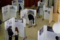 20240402/ Javier Calvelo / adhocFOTOS / URUGUAY / MONTEVIDEO /  MUNICIPIO B / Inauguración de la exposición de proyectos seleccionados del concurso Plazas de Barrio en el Hall de la Facultad de Arquitectura, Diseño y Urbanismo de la Universidad de la República. Participó la alcaldesa del Municipio B, Arqta. Silvana Pissano,  el decano de la FADU, Arq. Marcelo Danza y la presidenta de la Sociedad de Arquitectos del Uruguay (SAU), Arqta. María Mercedes Espasandín. 
En la foto:   Durante la inauguración de la exposición del concurso Plazas de Barrio en la FADU de Montevideo. Foto: Javier Calvelo / adhocFOTOS